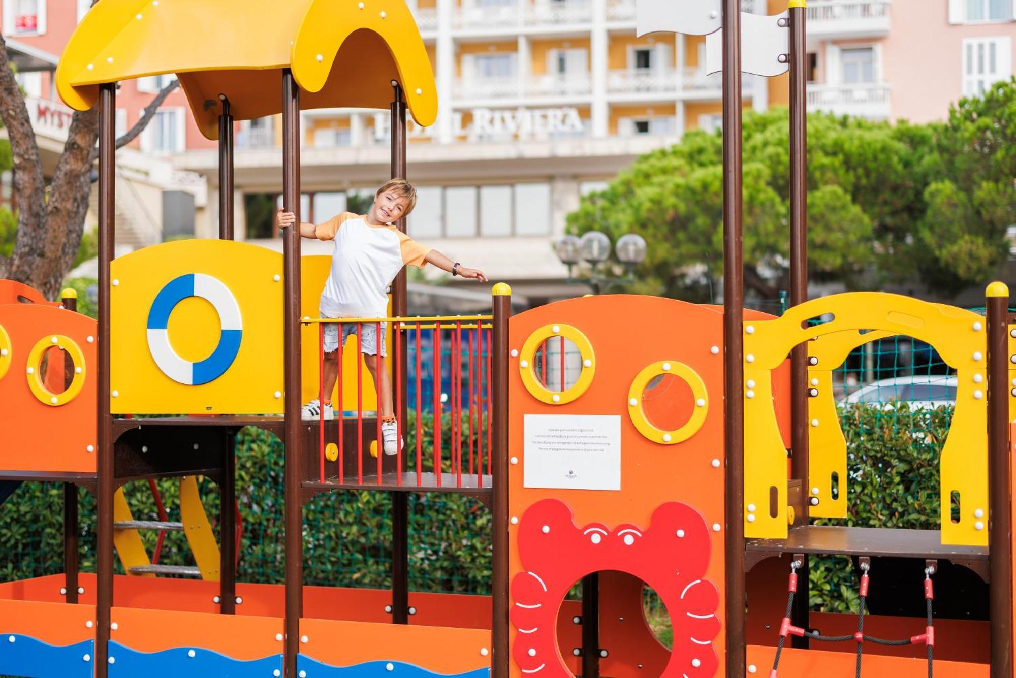Hotel Slovenija - Terme & Wellness Lifeclass Portorose Esterno foto A child playing on a playground